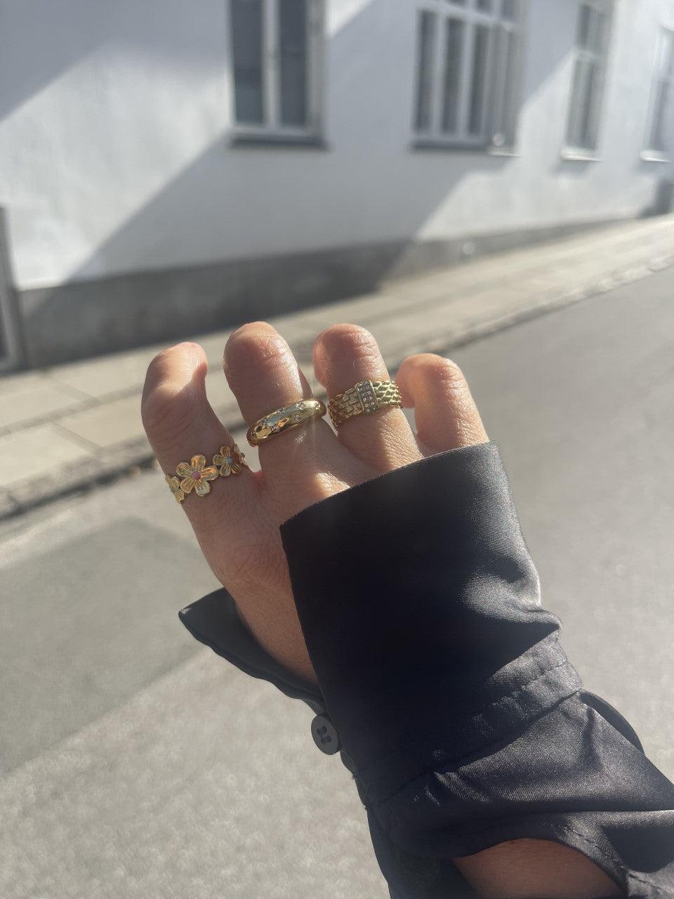 Yvonne Blomster Ring - Black Design