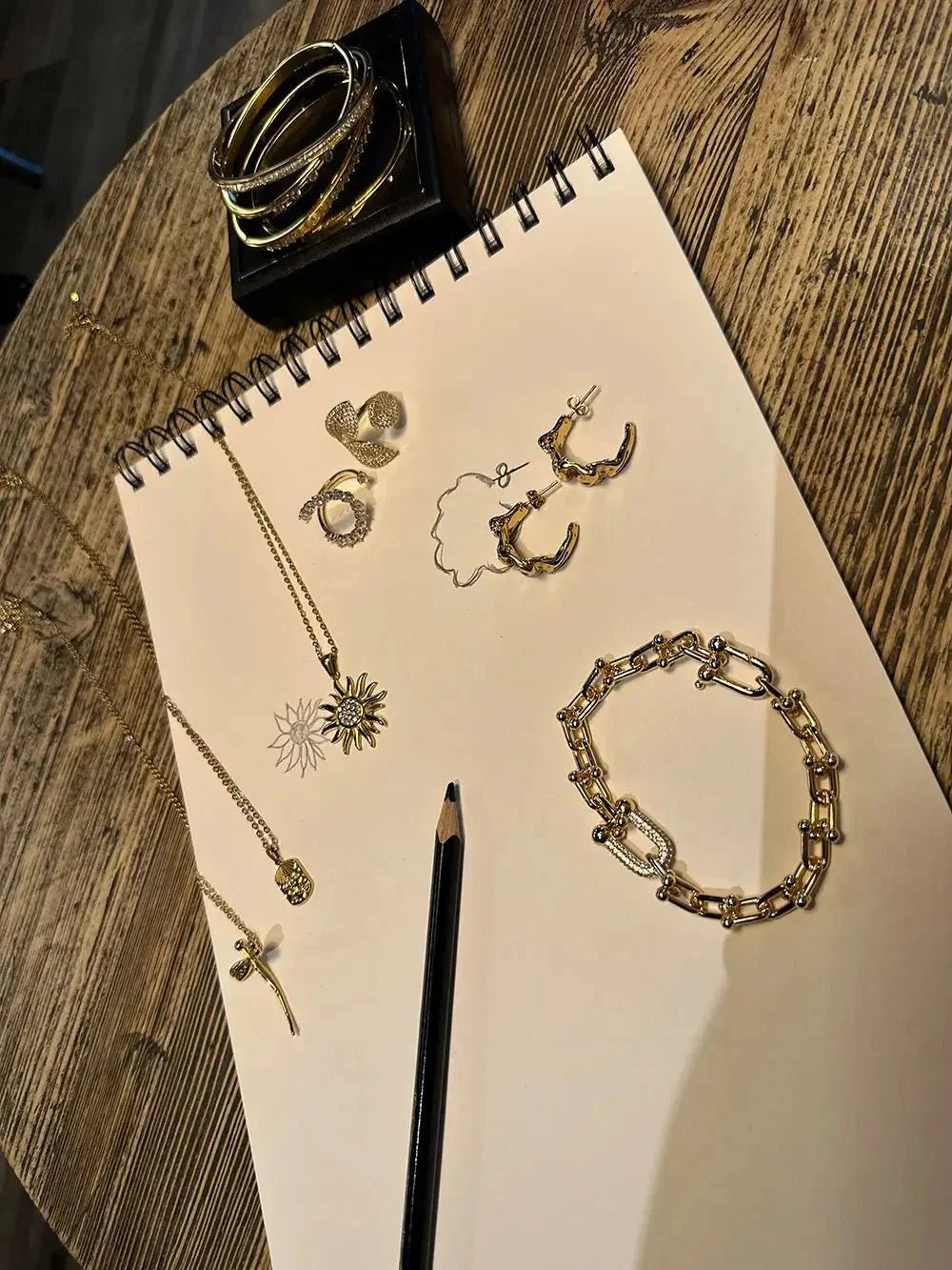 Kom og prøv smykkerne i Klampenborg - Black Design