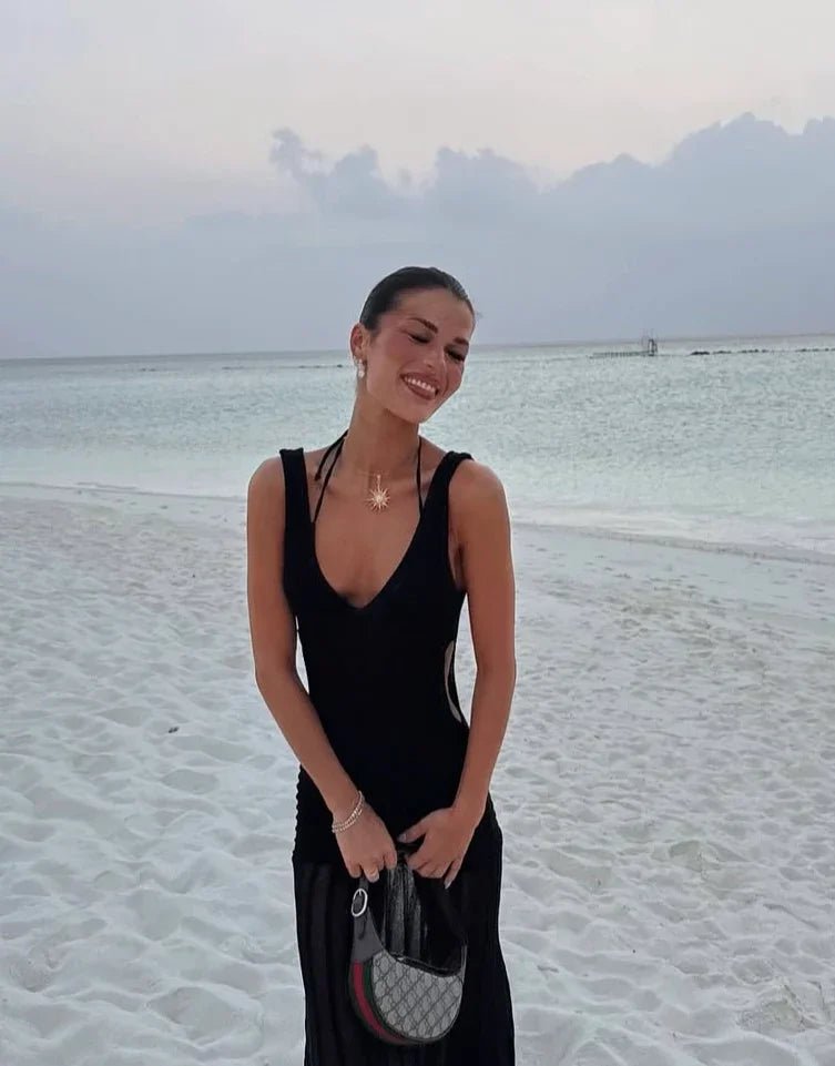 Molly Halskæde på model ved stranden