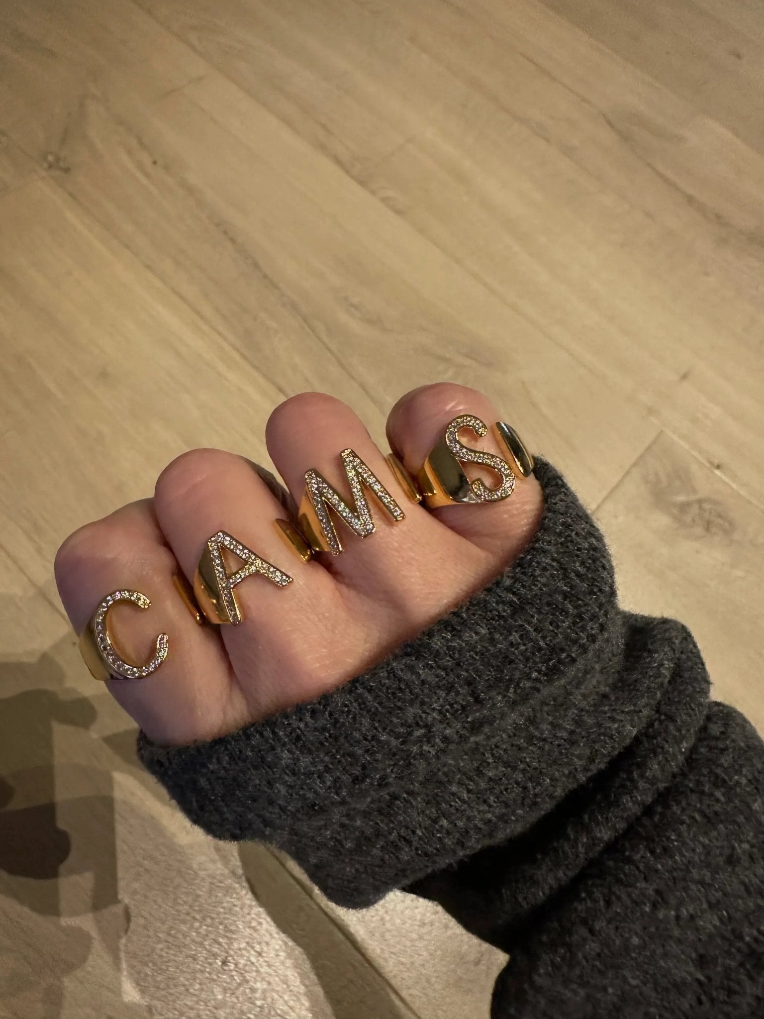 Emmy Bogstavring - modelhånd