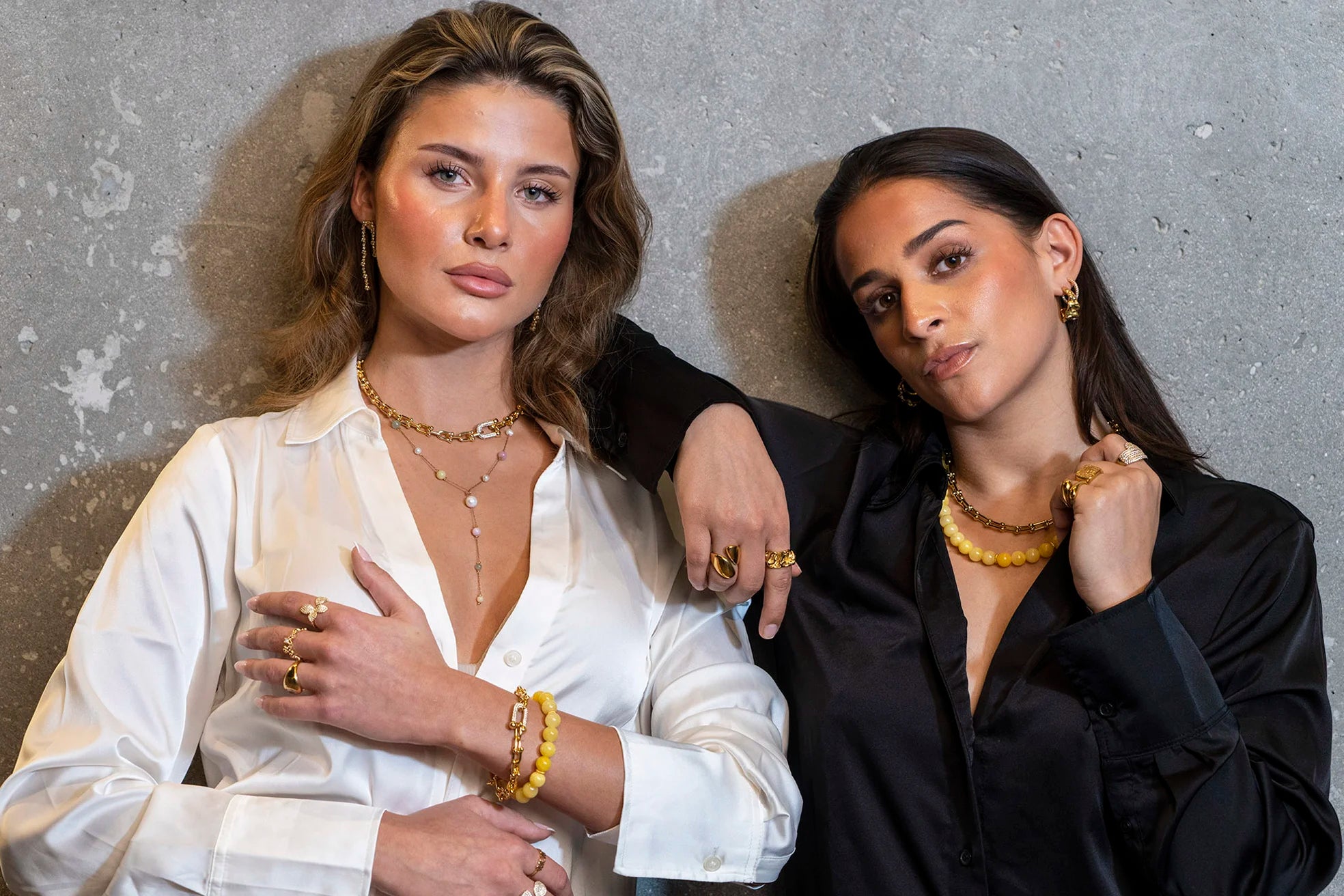Modelfoto med 2 modeller og smykker fra Black Design