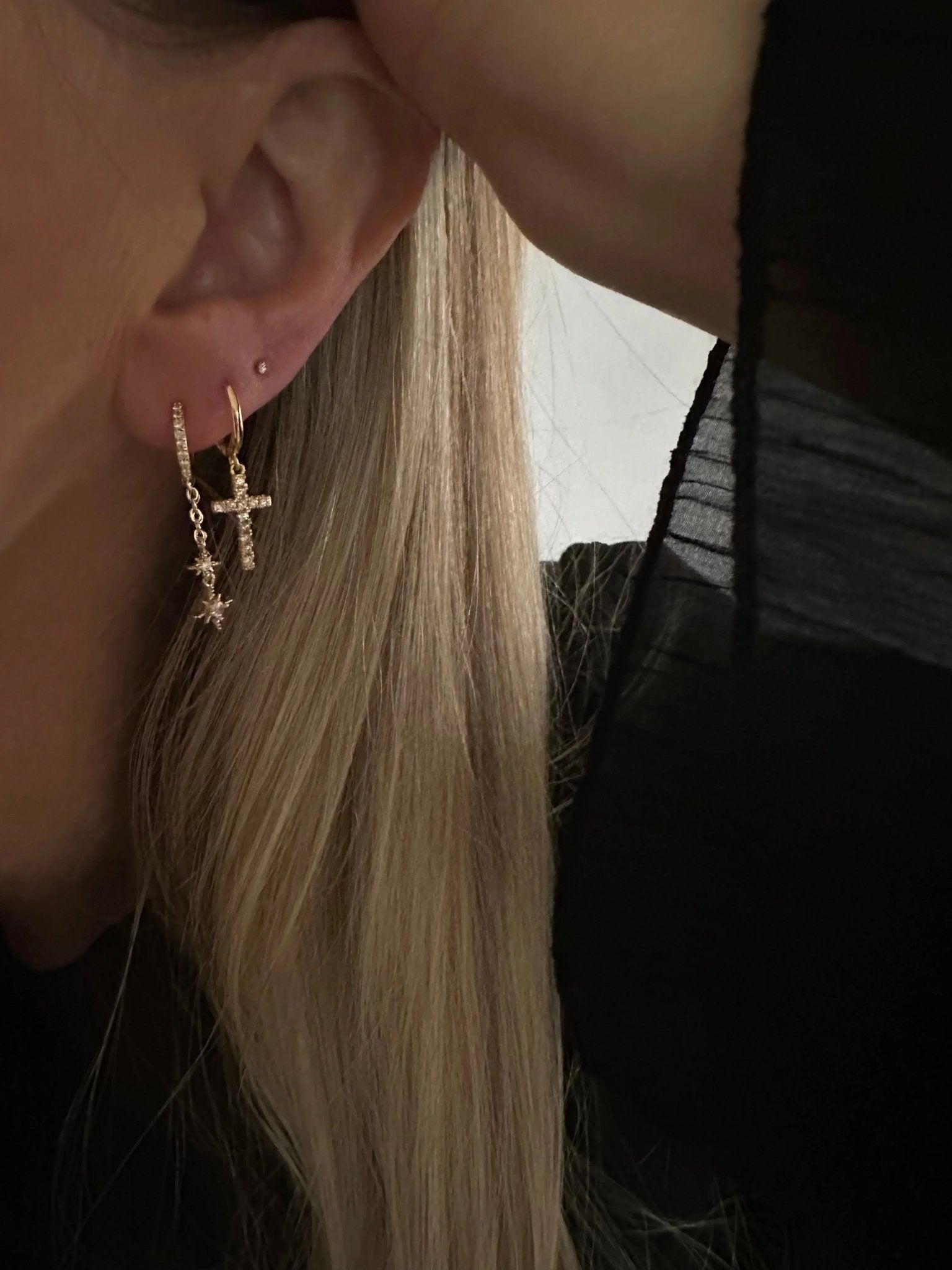 Camilla Folkman med øreringe og sort trøje