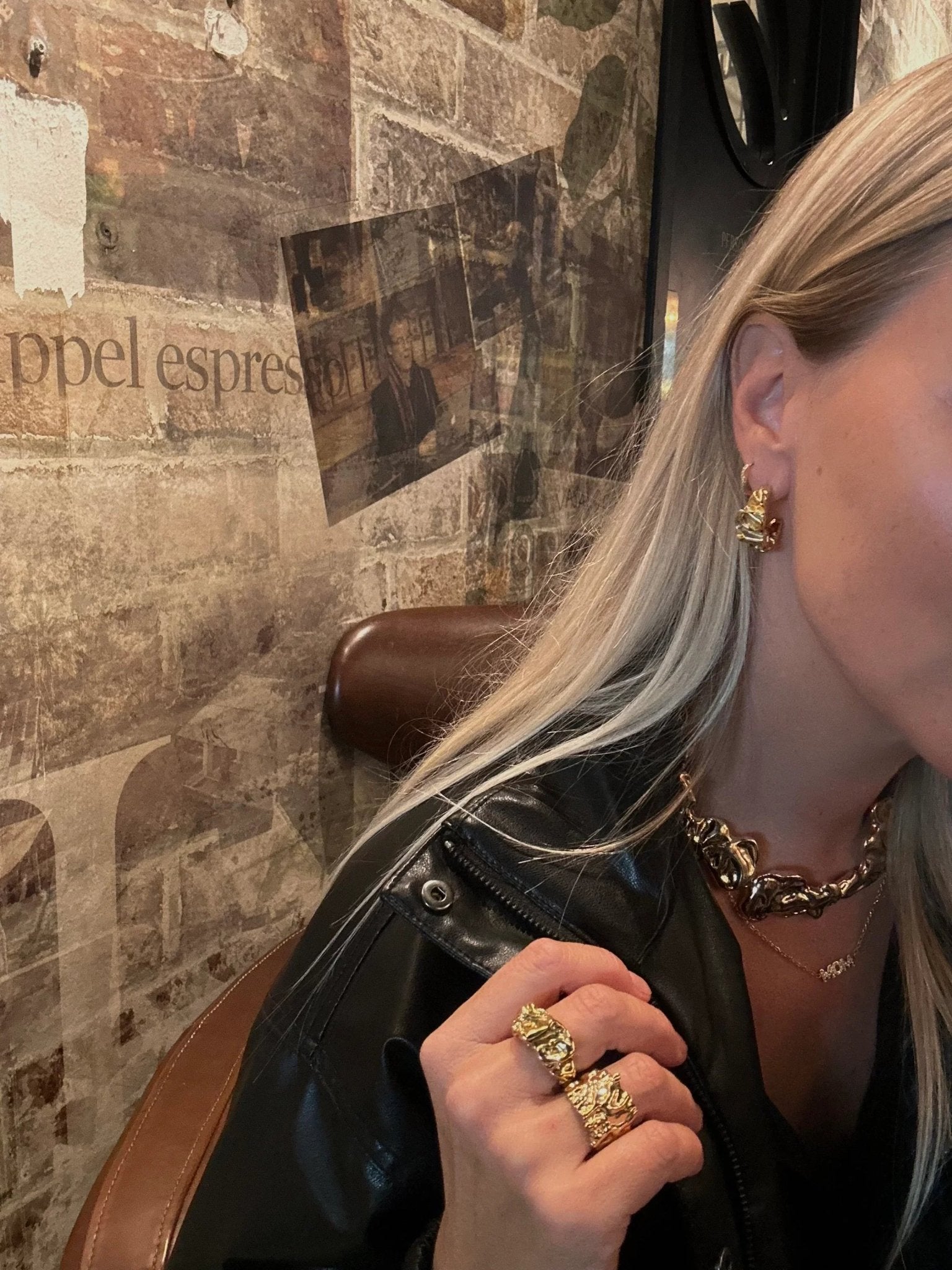 Camilla Folkman med Agnas øreringe