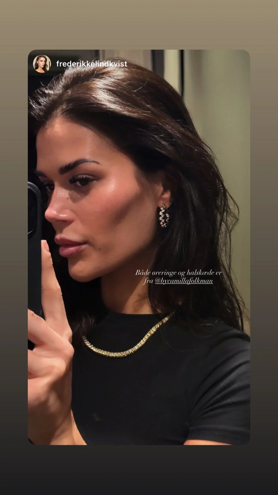 Model i sort tøj med Bodil Øreringe