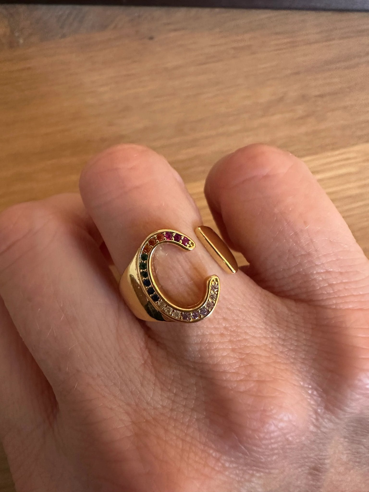 Emmy Bogstavring på finger - closeup