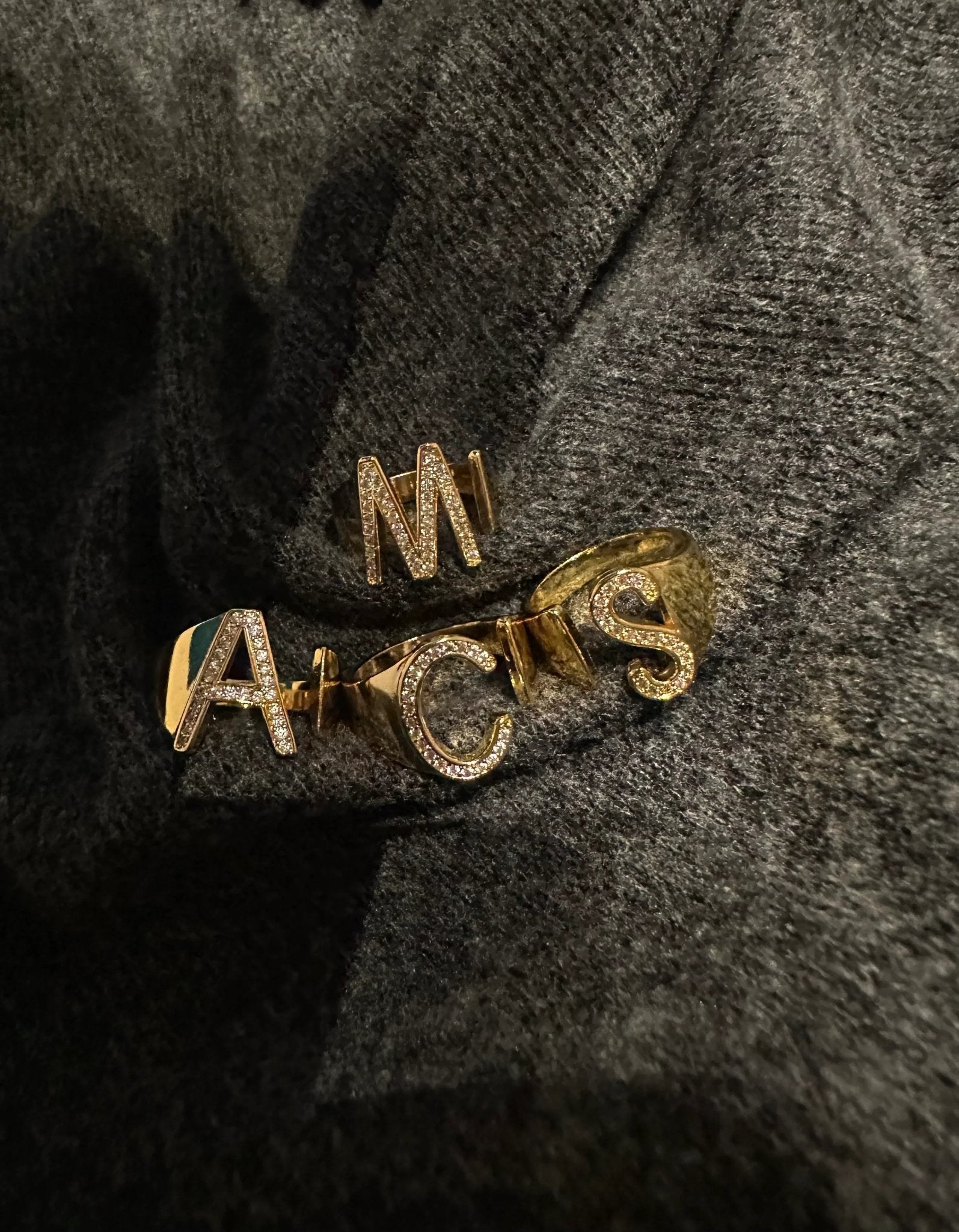 Emmy Bogstavringe på mørk baggrund