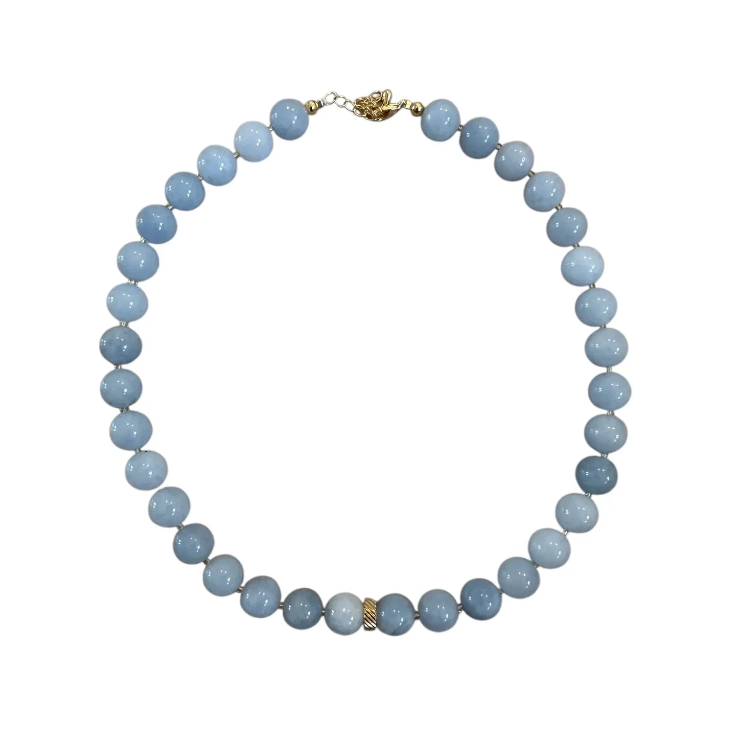 Blå Perlekæde på hvid baggrund