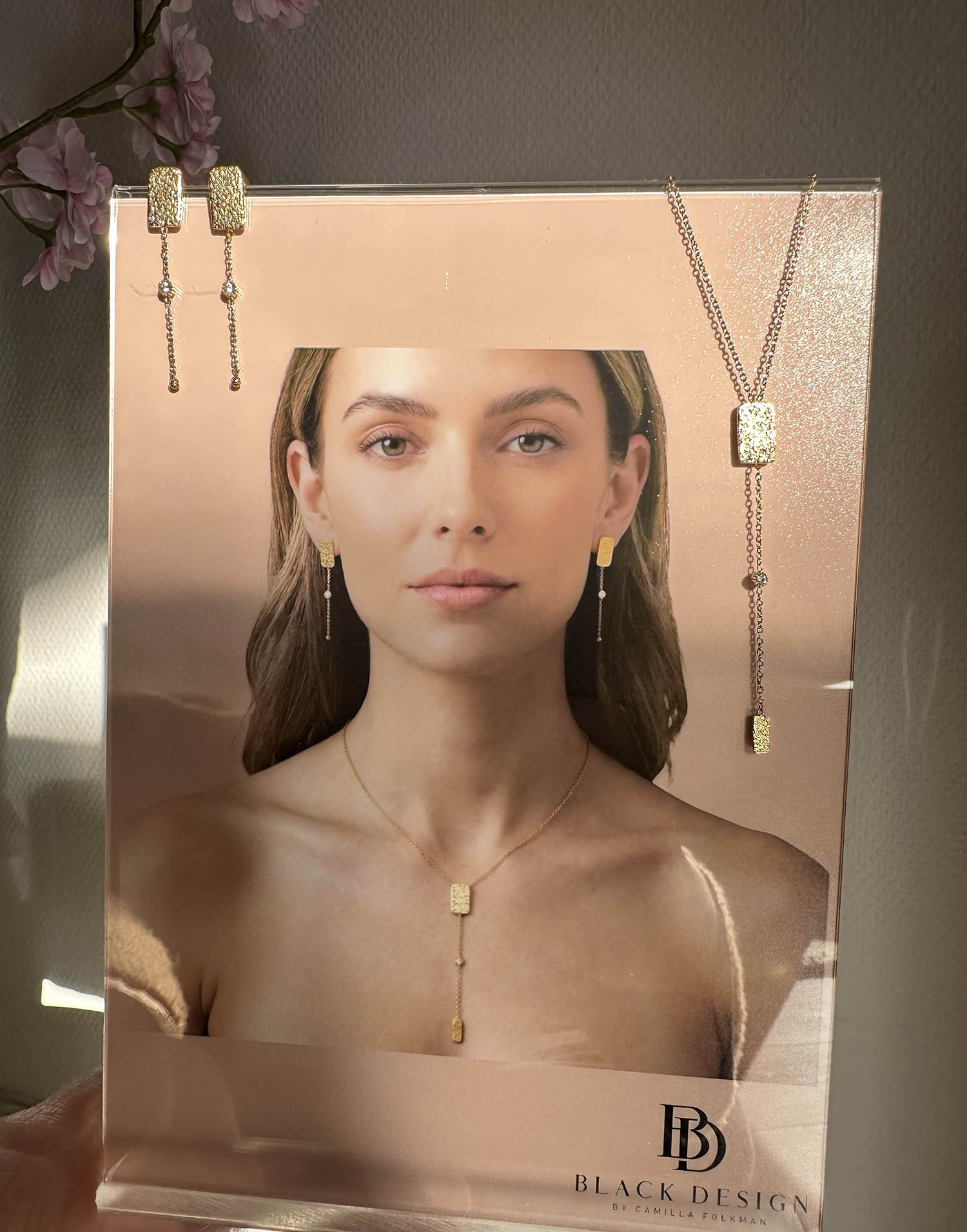 Black Design udstilling med plakat og smykker