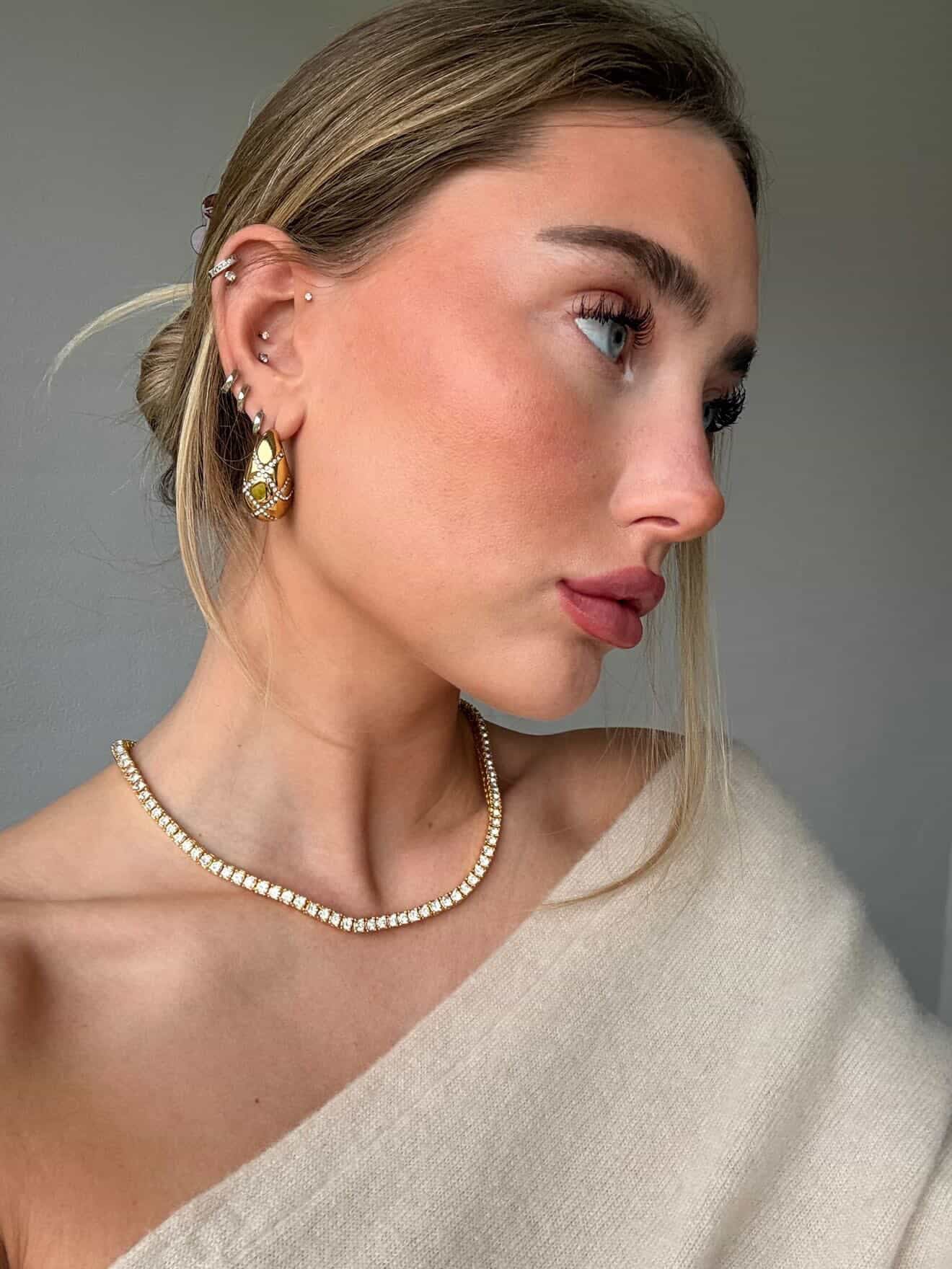 model med smykker