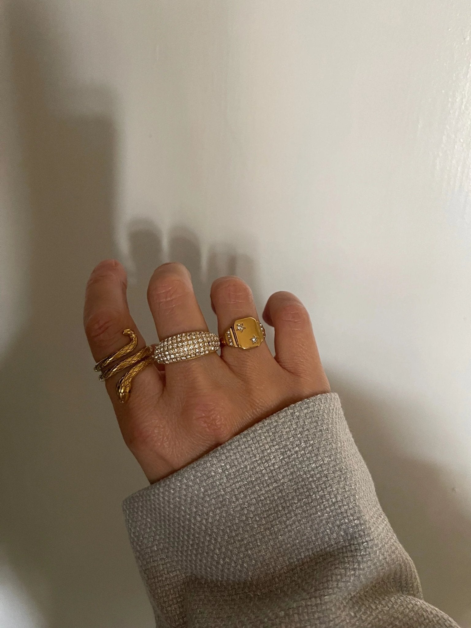 Elly Krystalring closeup på hånd - grå trøje