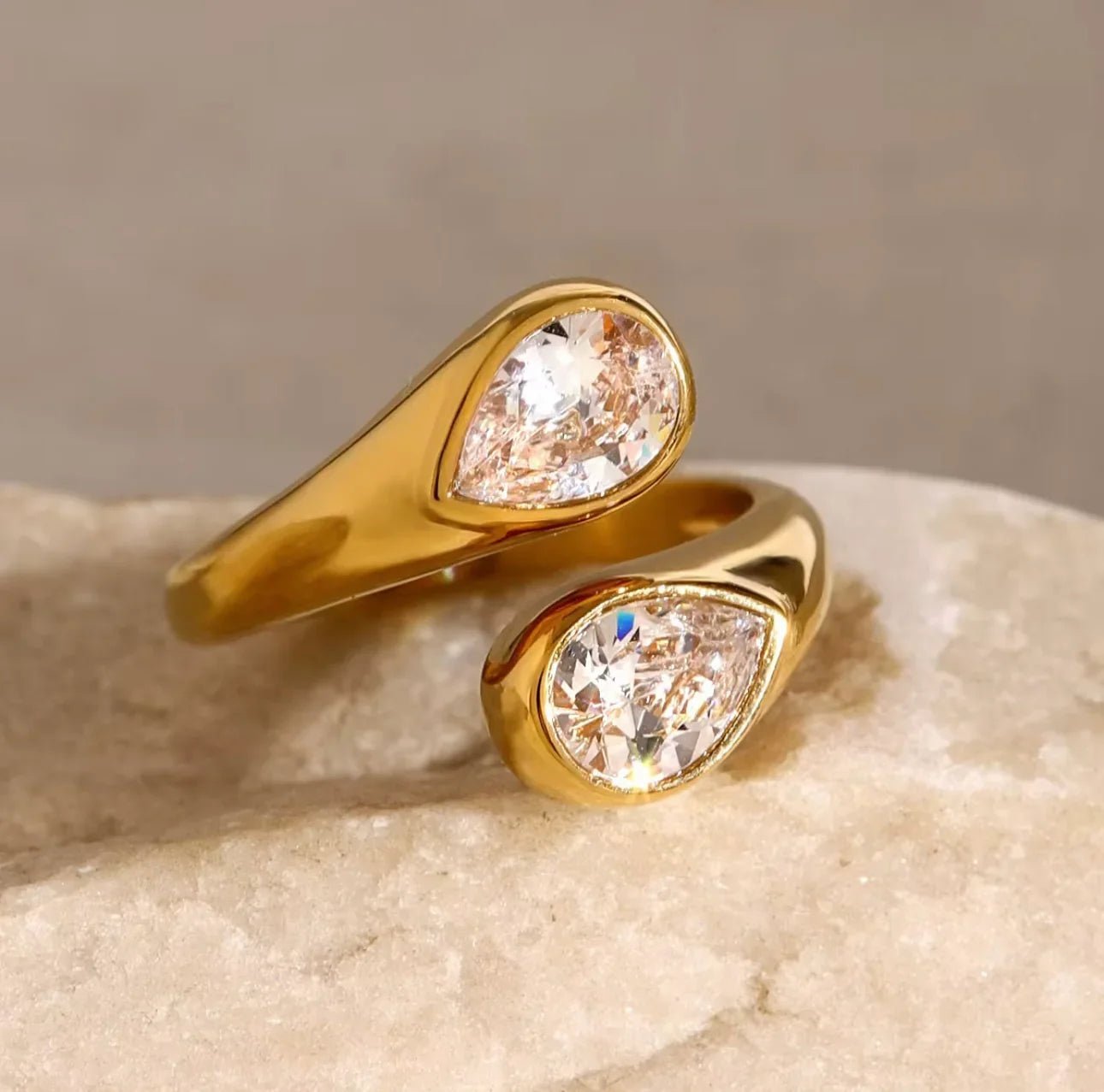 Alya Ring på marmor
