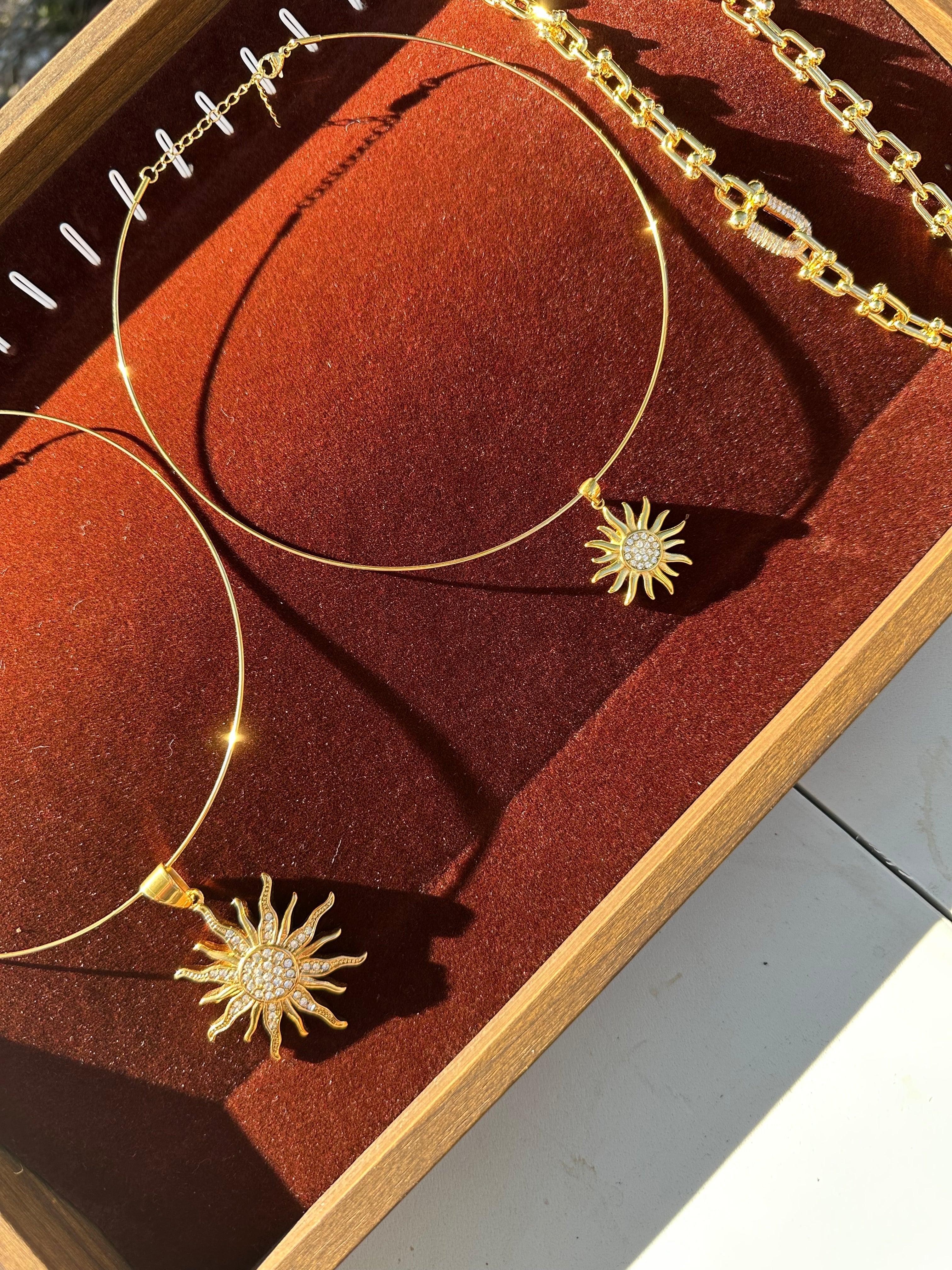 Molly Halskæder udstillet i flot æske