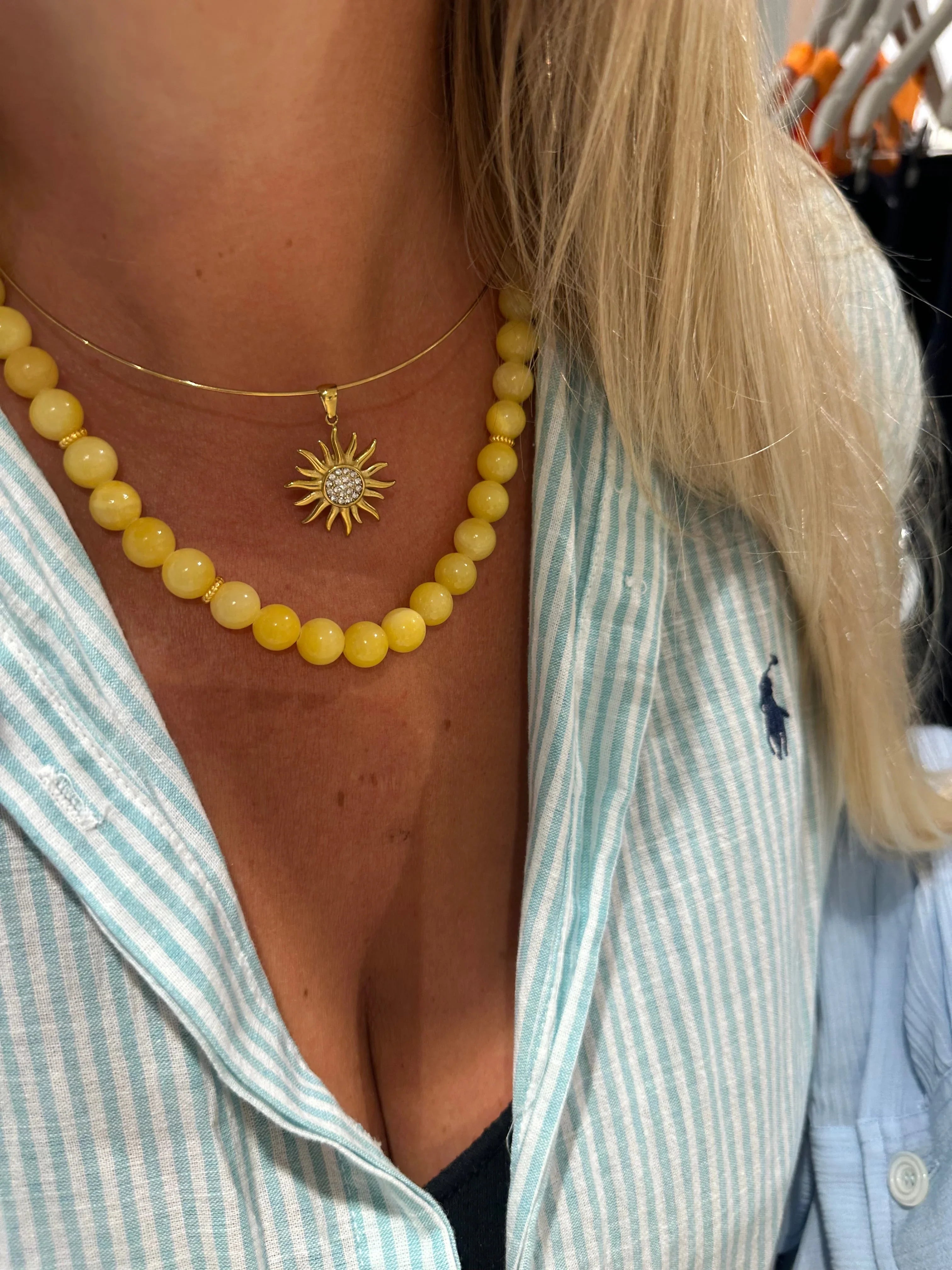 Molly Halskæde og gul perlekæde på Camilla Folkman