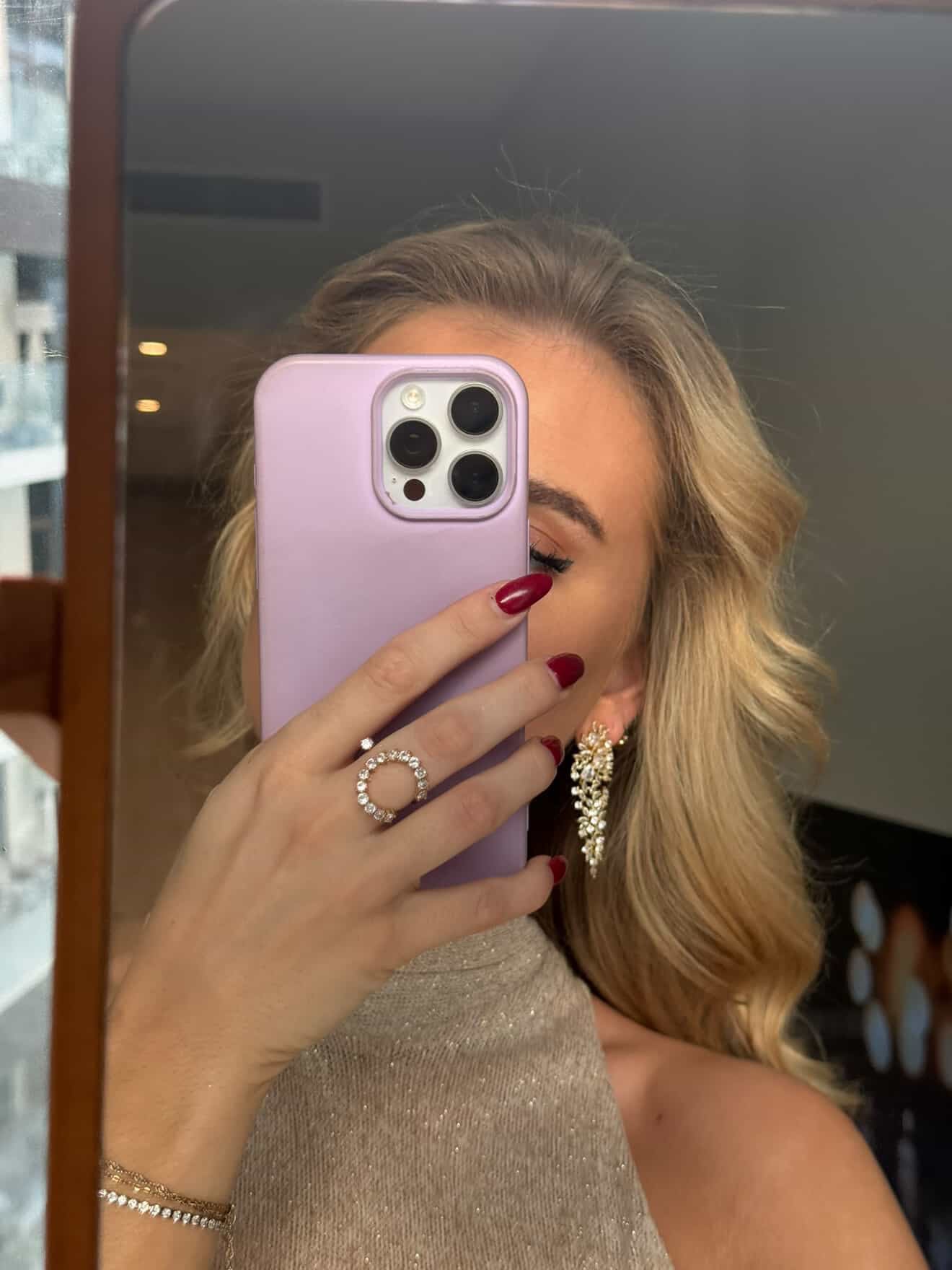 Selfie taget af model med flere forskellige smykker fra Black Design