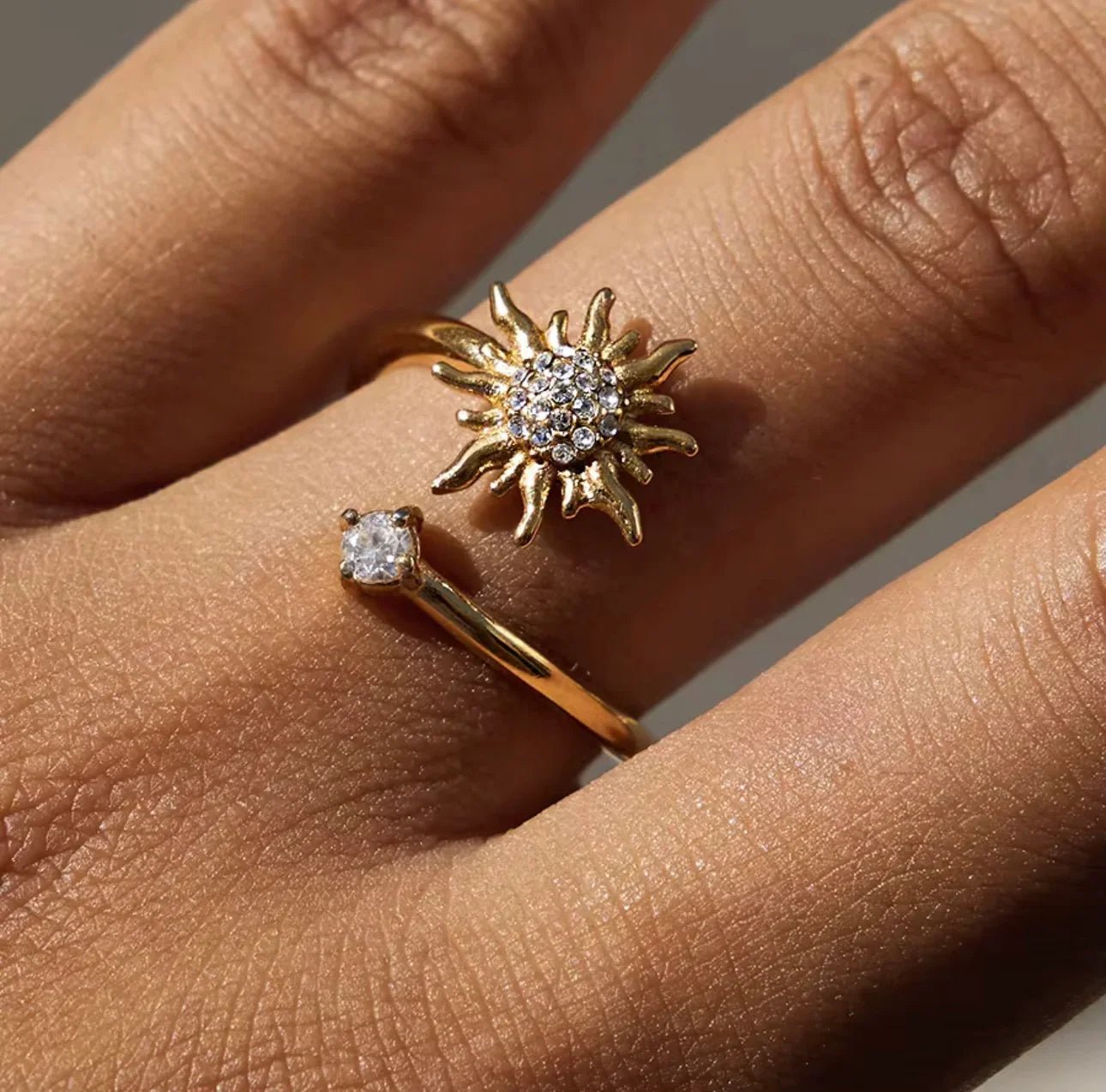 Soline Ring på finger - closeup