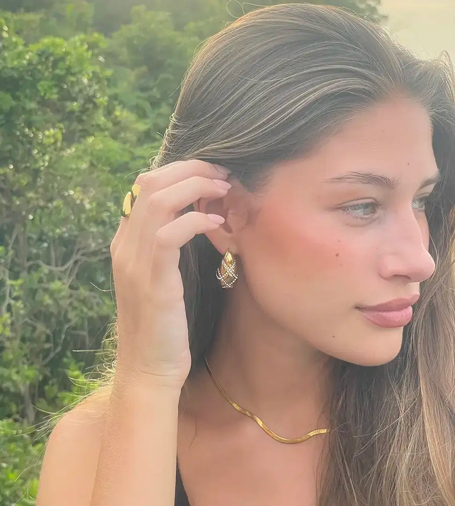 Model med ring, øreringe og halskæde fra Black Design