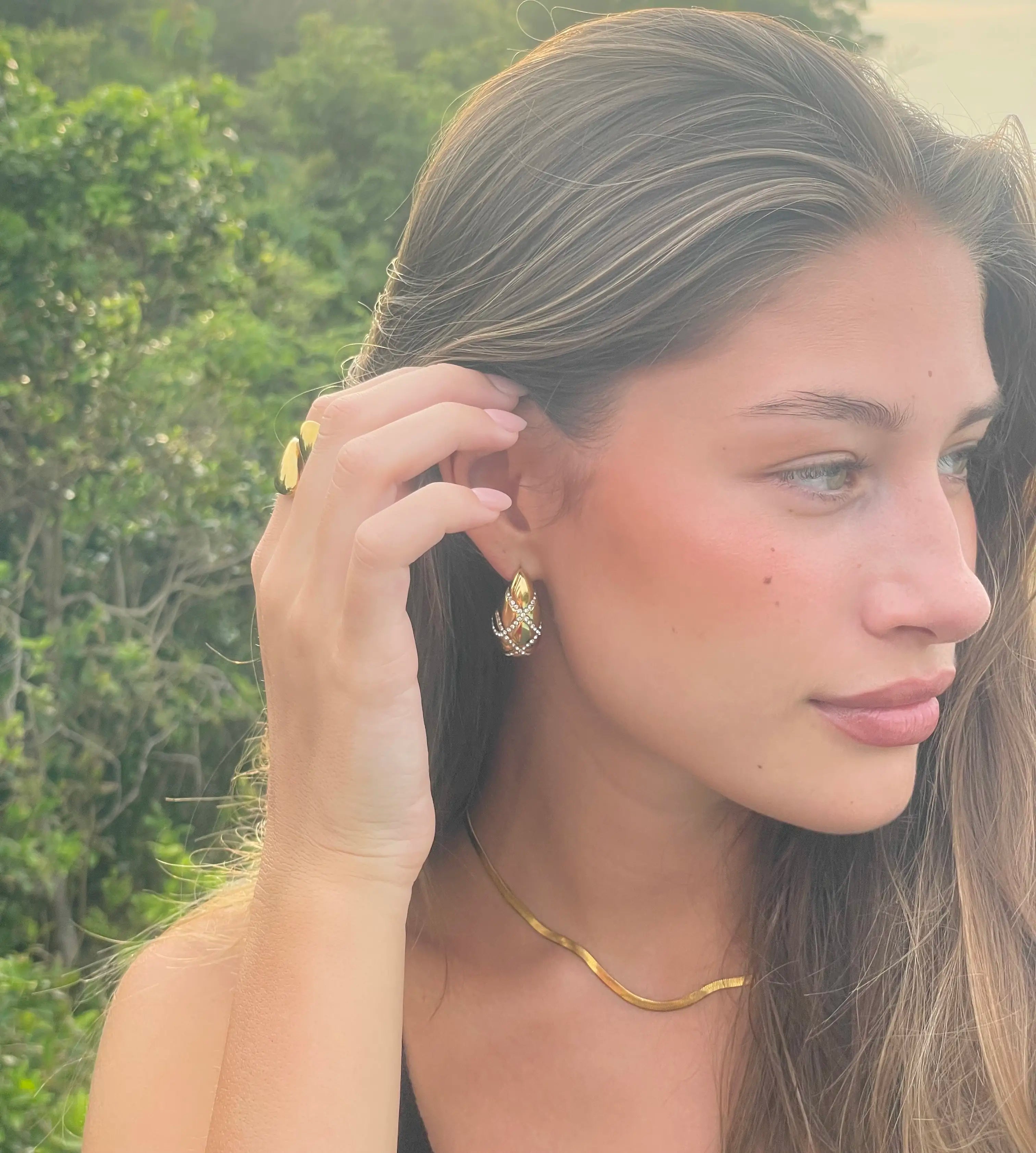 Model med øreringe, kæde og ring fra Black Design