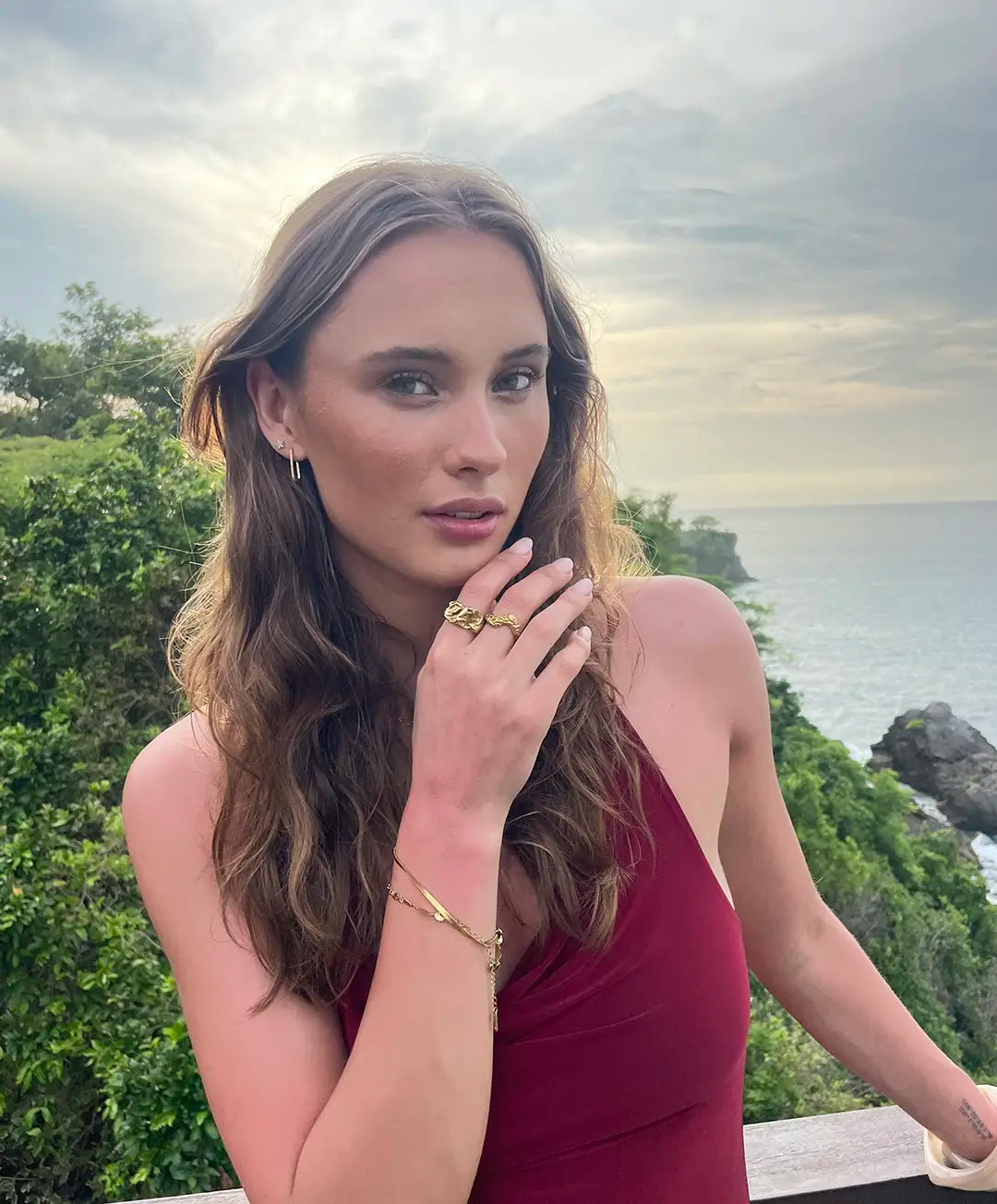 Model i rød kjole med smykker fra Black Design