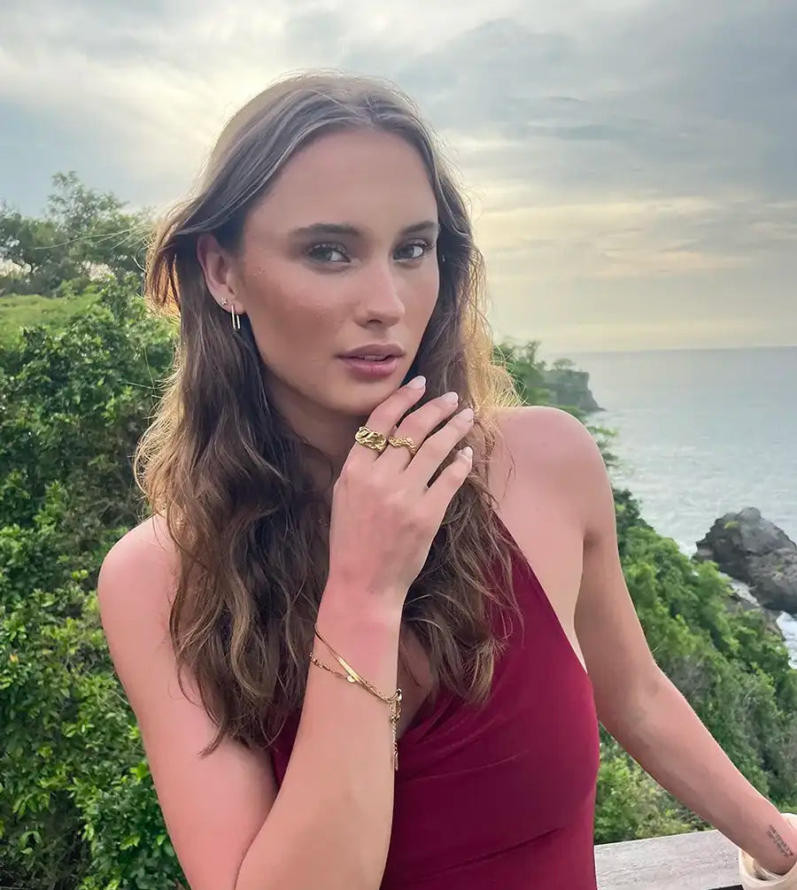 Model i rød kjole med smykker fra Black Design