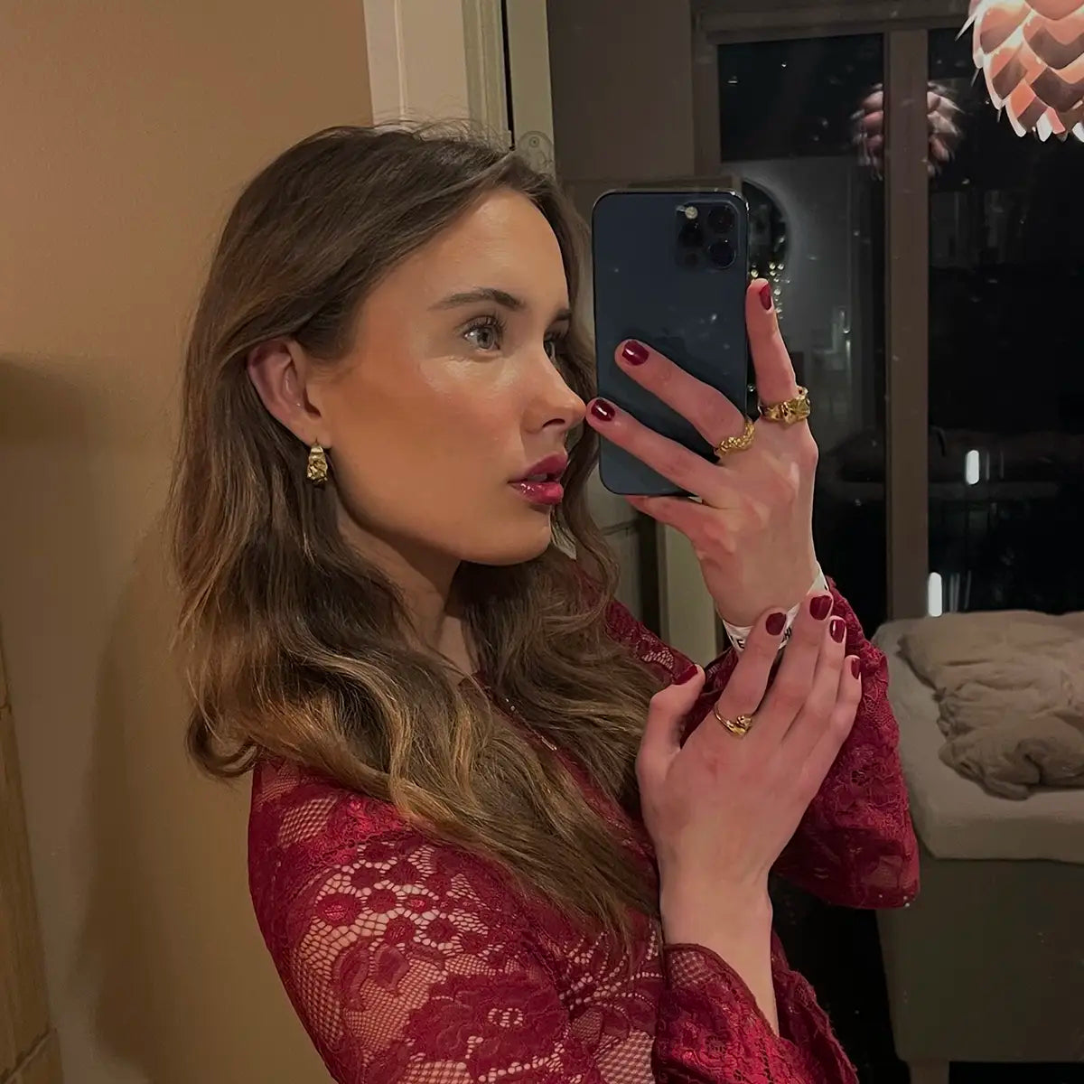 Selfie af model med smykker fra Black Design